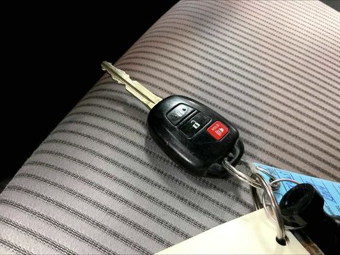 Used 2013 Toyota RAV4 LE AWD/4WD image 14