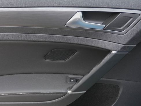 Used 2019 Volkswagen Golf SE image 32