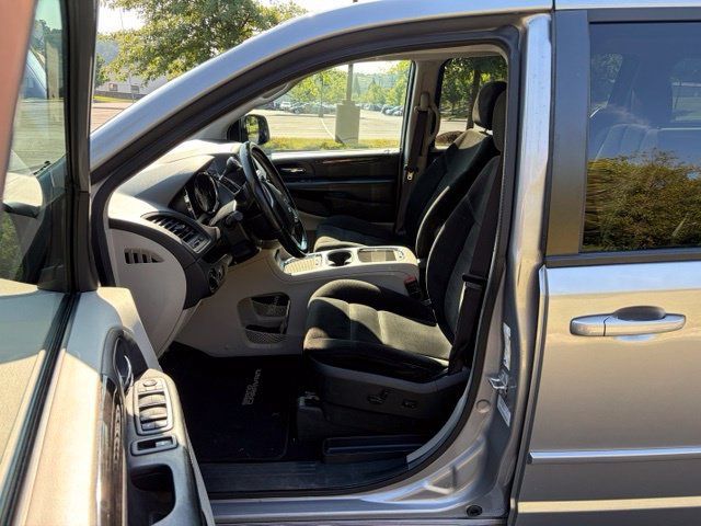 Used 2016 Dodge Grand Caravan SXT w/ UConnect Hands-Free Group FWD image 11