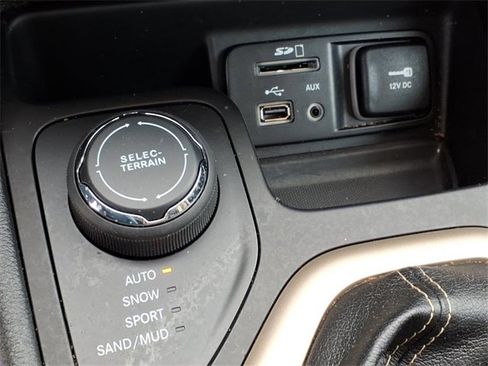 Used 2017 Jeep Cherokee Latitude w/ Cold Weather Group image 19