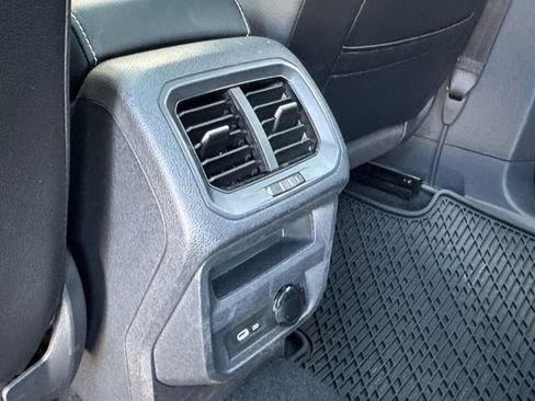 Used 2024 Volkswagen Tiguan SE image 30