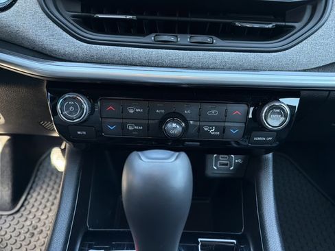 Used 2024 Jeep Compass Latitude w/ Convenience Group image 22