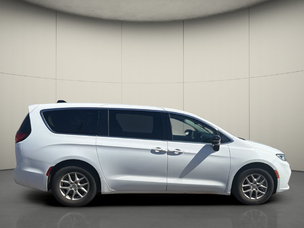 Used 2024 Chrysler Pacifica Touring-L FWD image 7