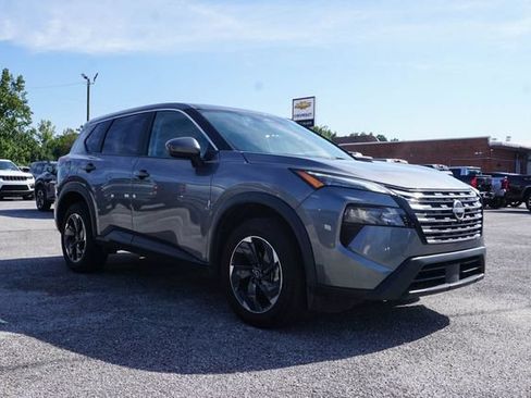 Used 2024 Nissan Rogue SV AWD/4WD image 2