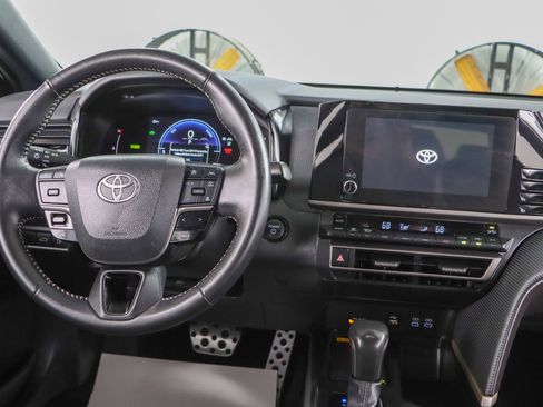 Used 2025 Toyota Camry SE FWD image 17