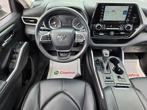 Used 2022 Toyota Highlander XLE image 14