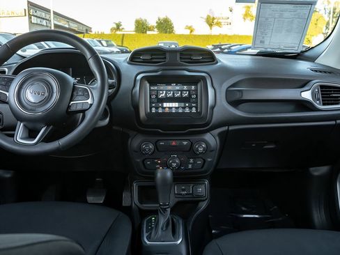 Used 2018 Jeep Renegade Latitude image 14