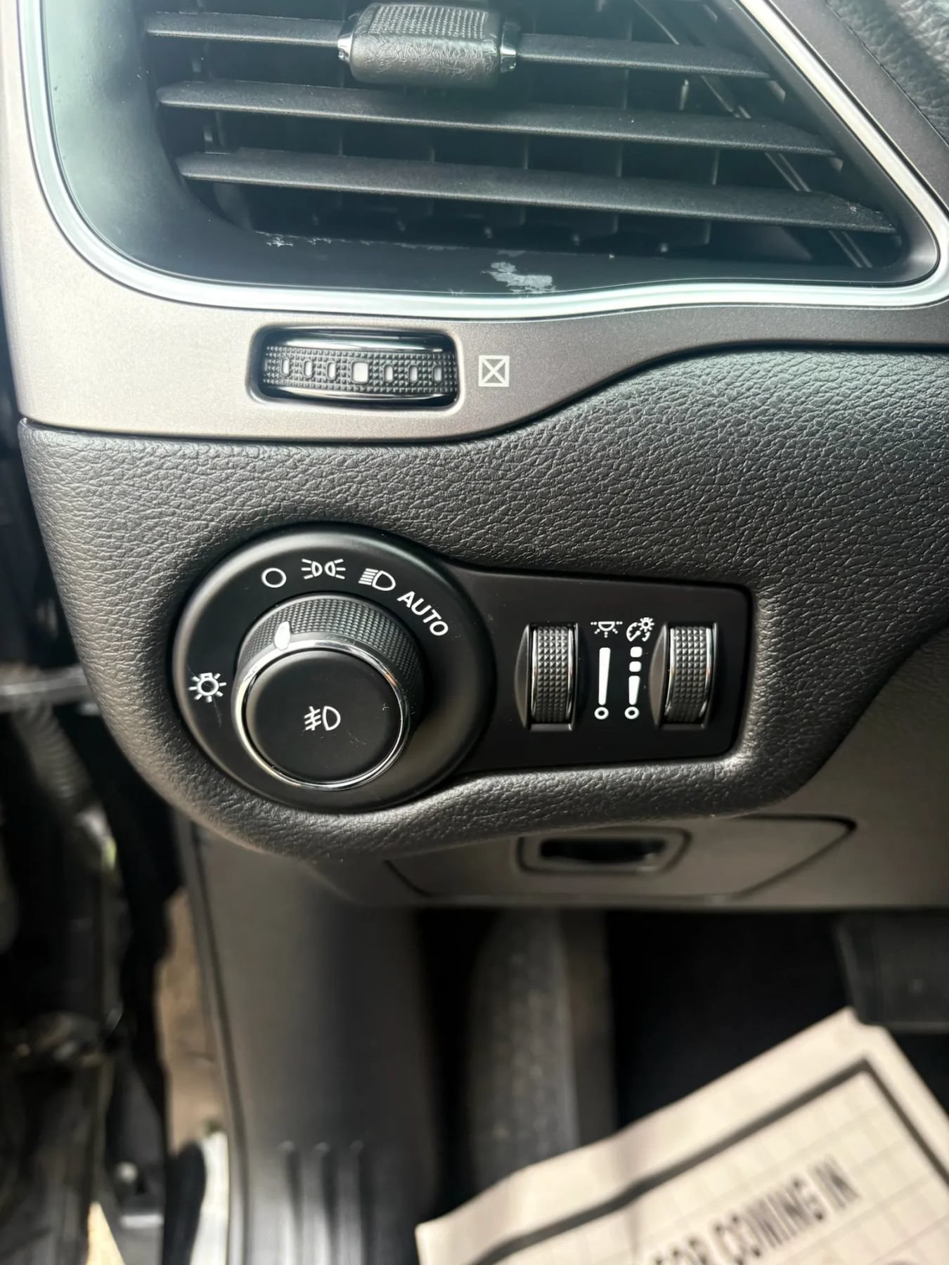 Used 2019 Jeep Cherokee Latitude Plus AWD/4WD image 16