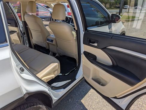 Used 2019 Toyota Highlander XLE AWD/4WD image 40
