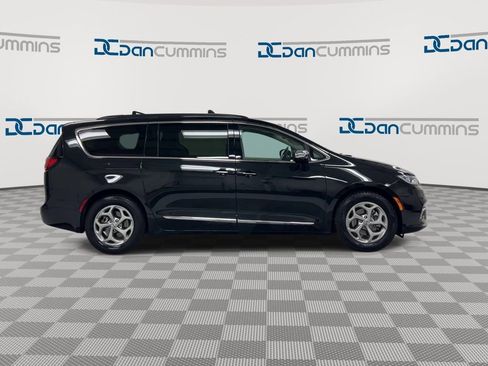 Used 2023 Chrysler Pacifica Limited FWD image 9