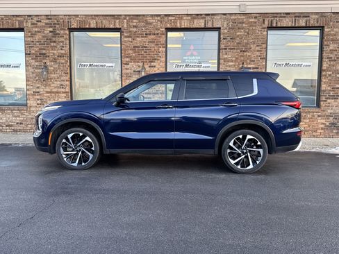 Used 2024 Mitsubishi Outlander SE image 2