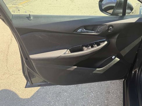 Used 2017 Chevrolet Cruze LT image 9