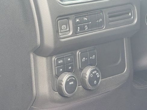 Used 2022 Chevrolet Suburban Premier AWD/4WD image 20