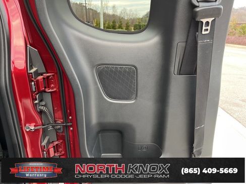 Used 2024 Nissan Frontier SV w/ Technology Package image 13