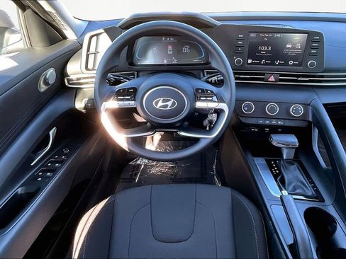 Used 2024 Hyundai Elantra SE image 5