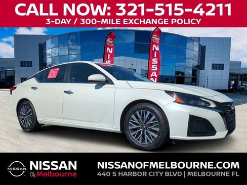 Used 2023 Nissan Altima 2.5 SV image 1