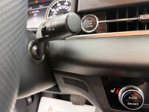 Used 2024 Mitsubishi Outlander SE image 30