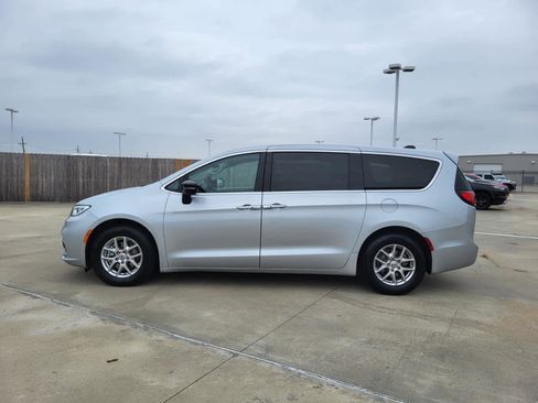 Used 2024 Chrysler Pacifica Touring-L image 2