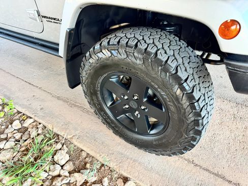 Used 2012 Jeep Wrangler Unlimited Rubicon AWD/4WD image 25