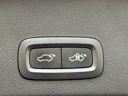 Used 2023 Volvo C40 P8 Recharge Ultimate image 18