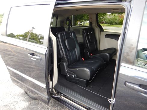 Used 2014 Chrysler Town & Country Touring FWD image 21