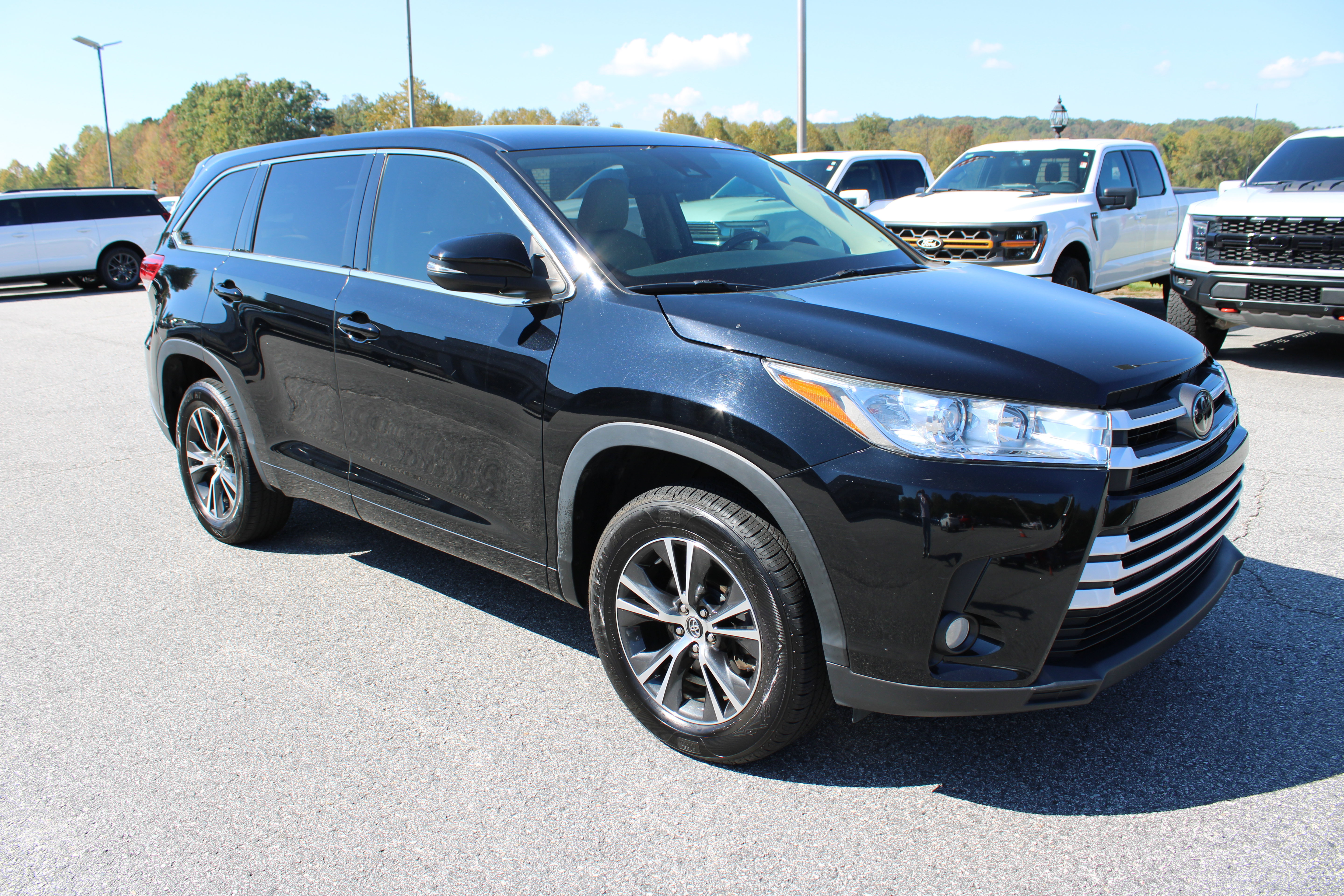 Used 2018 Toyota Highlander Plus FWD image 4