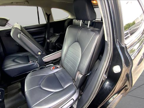 Used 2020 Toyota Highlander XLE AWD/4WD image 19