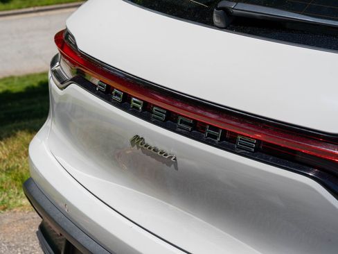 Certified 2023 Porsche Macan AWD/4WD image 15