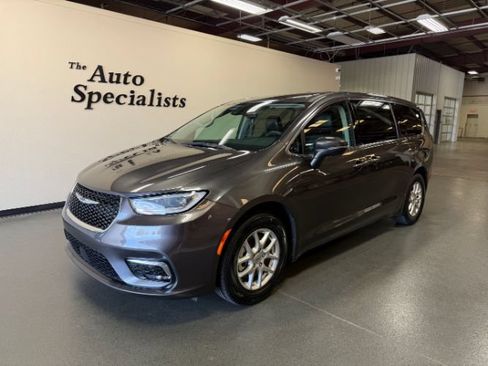 Used 2023 Chrysler Pacifica Touring-L FWD image 1