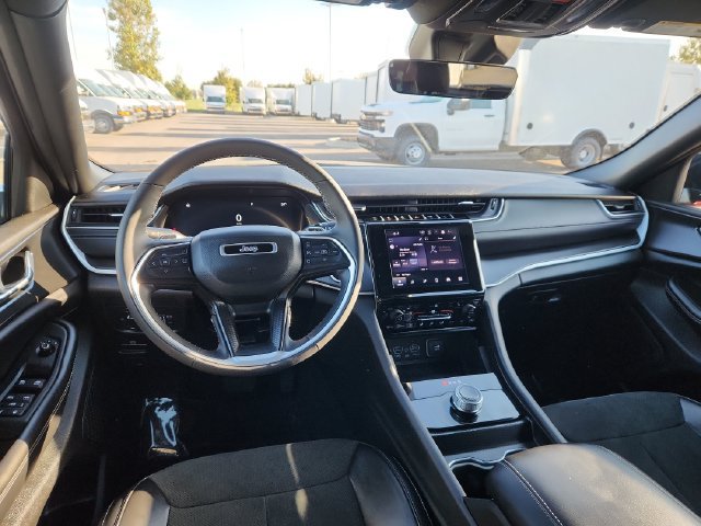 Used 2025 Jeep Grand Cherokee Altitude AWD/4WD image 36