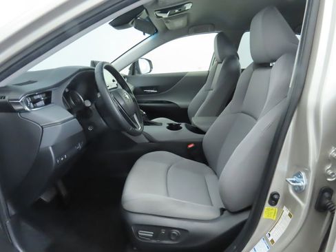 Used 2021 Toyota Venza LE image 19