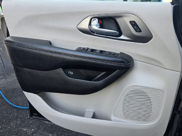 Certified 2022 Chrysler Pacifica Touring-L FWD image 19