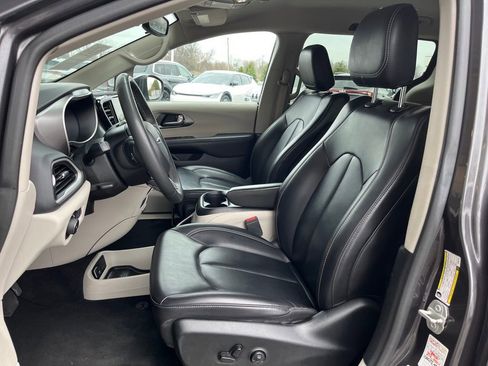 Used 2023 Chrysler Pacifica Touring-L FWD image 13