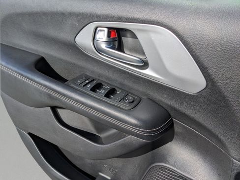 Used 2019 Chrysler Pacifica Touring Plus w/ Advanced Safetytec Group image 19