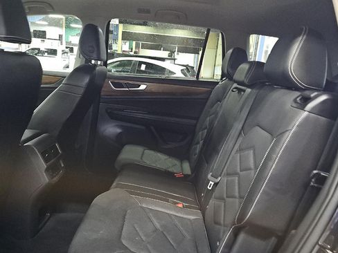 Used 2024 Volkswagen Atlas SE w/ Panoramic Sunroof Package AWD/4WD image 37