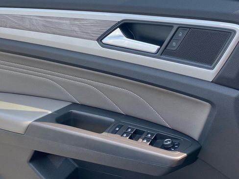 Certified 2023 Volkswagen Atlas Cross Sport SE w/ Panoramic Sunroof Package AWD/4WD image 17