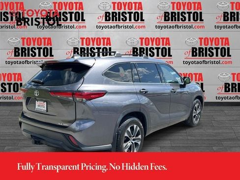 Used 2021 Toyota Highlander XLE AWD/4WD image 3