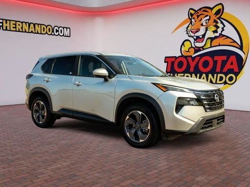 Used 2025 Nissan Rogue SV FWD image 3