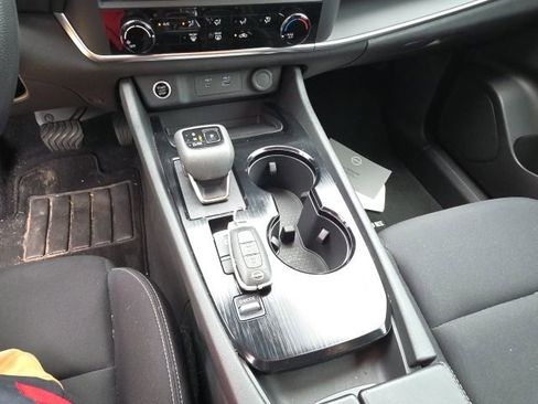 Used 2023 Nissan Rogue S image 18