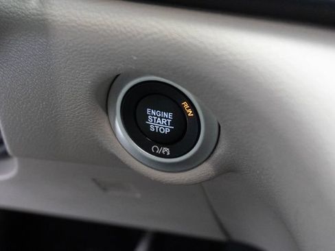 Used 2024 Chrysler Pacifica Touring-L FWD image 8