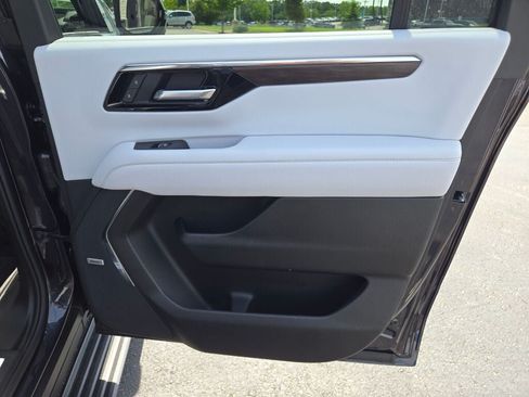 Used 2026 Chevrolet Suburban Premier AWD/4WD image 9