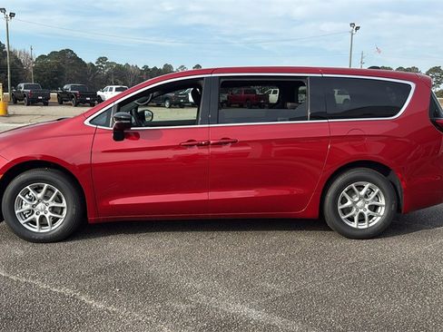 New 2026 Chrysler Pacifica Select image 5