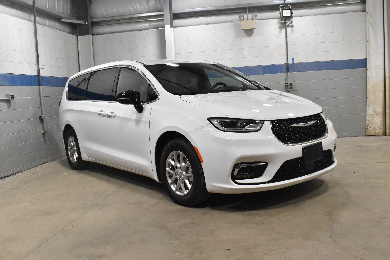 Used 2025 Chrysler Pacifica Select FWD image 27