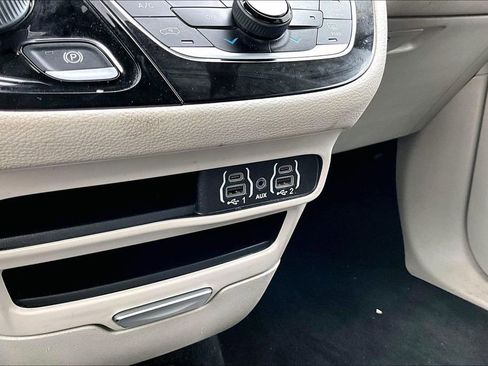 Used 2023 Chrysler Pacifica Touring-L image 30