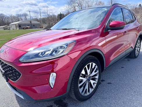 Used 2020 Ford Escape Titanium image 3