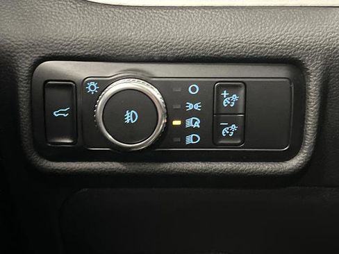 Used 2023 Ford Explorer XLT image 25