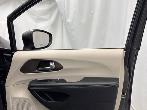 Used 2022 Chrysler Voyager LX FWD image 24