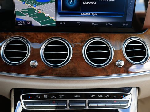 Used 2017 Mercedes-Benz E 300 4MATIC image 35