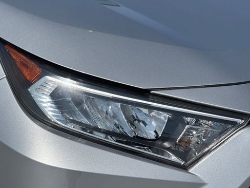 Used 2019 Toyota RAV4 XLE w/ Carpet Mat Package AWD/4WD image 11