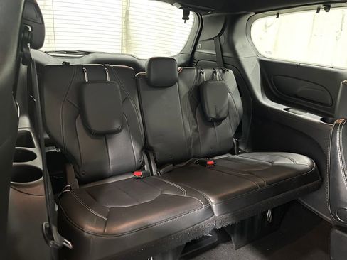 Used 2020 Chrysler Pacifica Touring-L w/ Advanced Safetytec Group image 32
